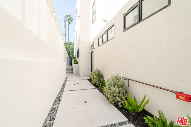 Building Photo - 611 Broadway St