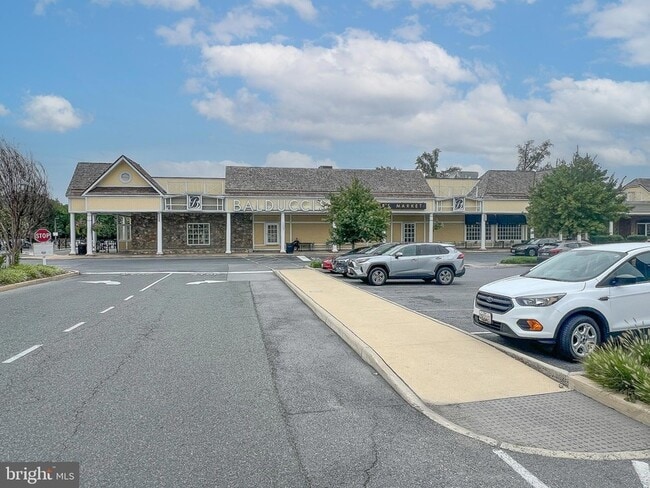 Building Photo - 5905 Lone Oak Dr