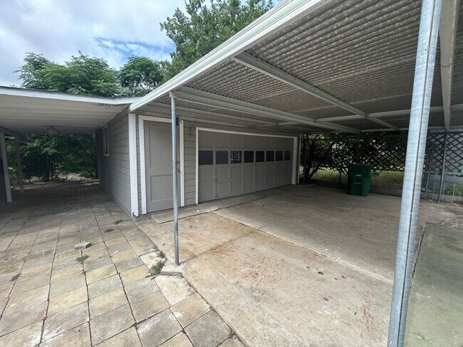 Building Photo - Charming 4 Bed, 3 Bath Home + Bonus 1 Bed/1 Bath Casita!