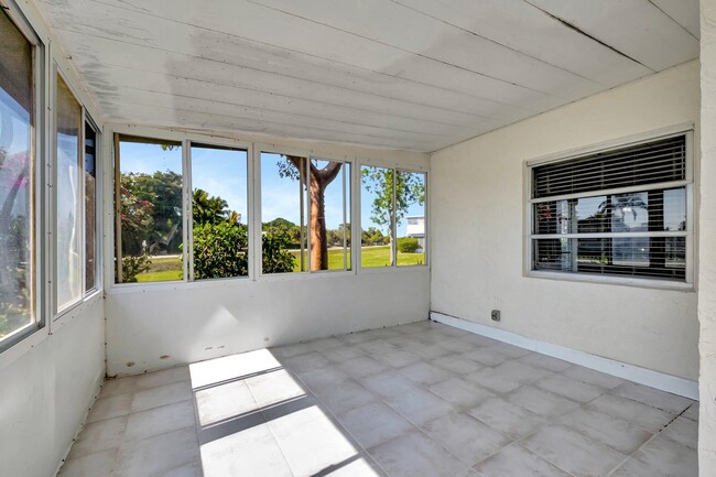Building Photo - 2840 SW 13th St
