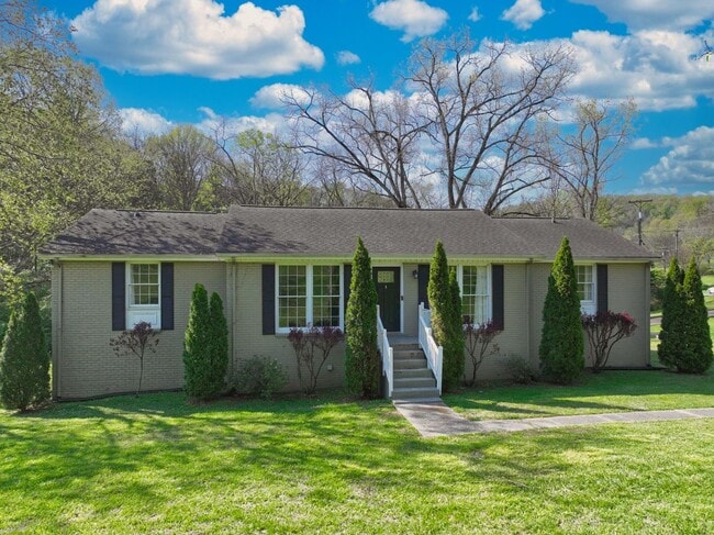 Building Photo - **ONE-SIDE-OF-A-DUPLEX HOME MINUTES FROM NASHVILLE WEST AND DOWNTOWN WITH A GORGEOUS LARGE YARD**