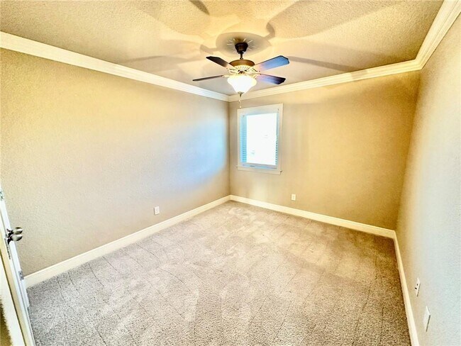 Building Photo - 6613 W Valley View Rd