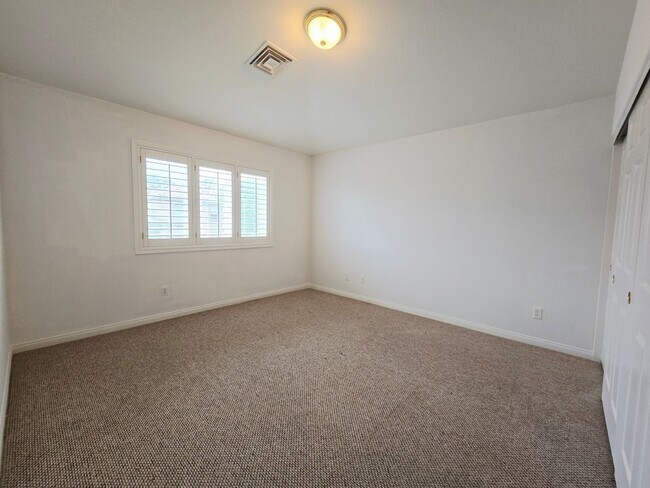 Building Photo - STUNNING 4 BEDROOM WITH MASTER ON 1ST FLOOR IN SEVEN HILLS!!!