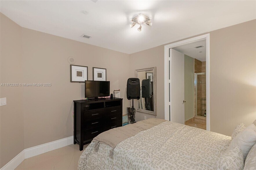 Building Photo - 16001 Collins Ave