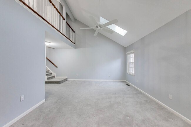Building Photo - Spectacular 3 Bed + LOFT + 3.5 Bath- Custom Kitchen & Master Retreat w/ Beautiful Updates