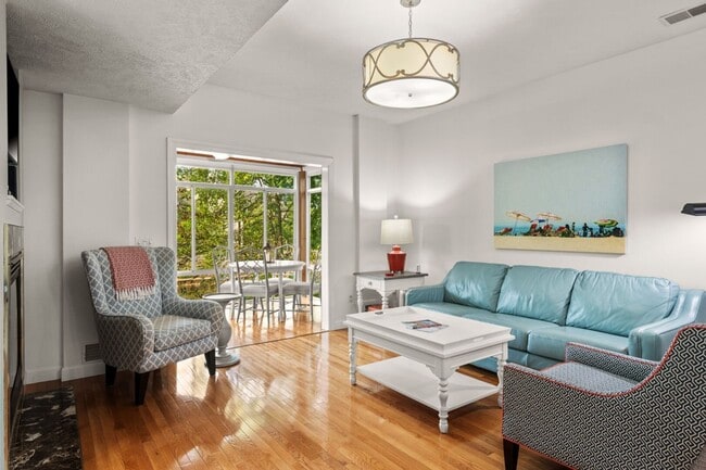 Building Photo - Furnished Pet-Friendly 30-Day Extended Stay Riverfront Condo