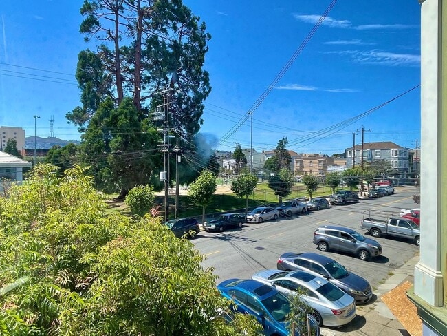 Building Photo - 3BR/2BA Renovated Victorian Full Floor Fla...