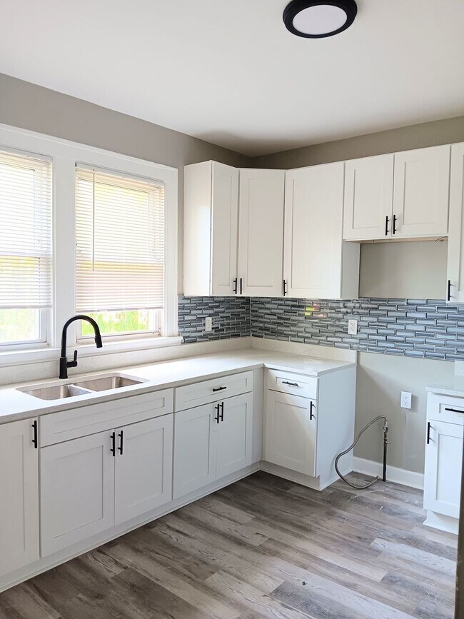 Building Photo - Spacious Showstopper