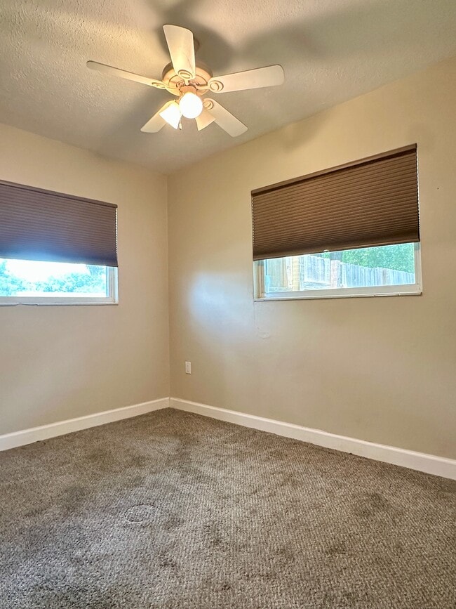 Building Photo - 5936 Elm St