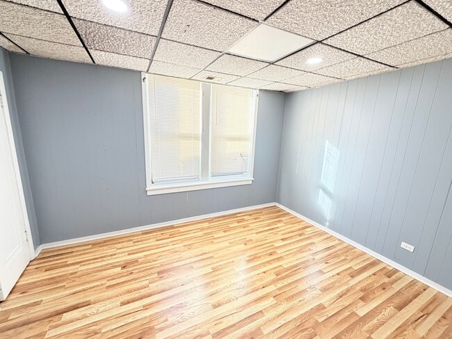 Building Photo - 2717 W Peterson Ave