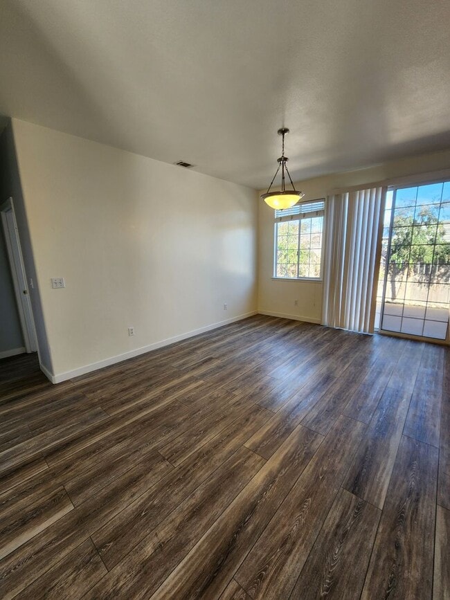 Building Photo - Gorgeous 4 Bed, 2 Bath Home with Large Garage and Fenced Backyard