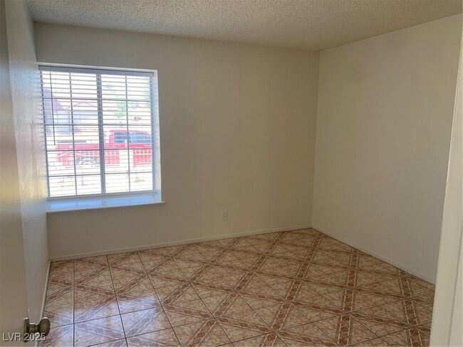 Building Photo - 716 Round Table Dr