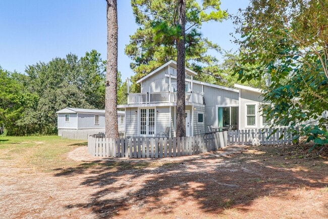 Building Photo - 372 Plum St