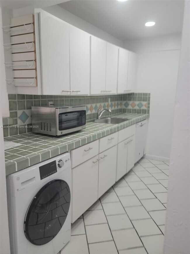 Building Photo - 9400 SW 77th Ave
