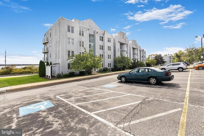 Building Photo - 5213 Le Parc Dr