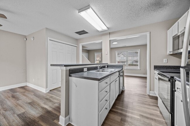 Building Photo - 3 Bedroom Duplex in Lillington