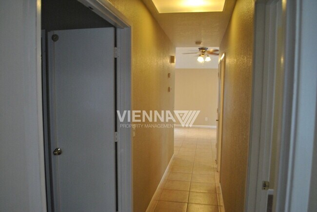 Building Photo - 4073 N Country Dr