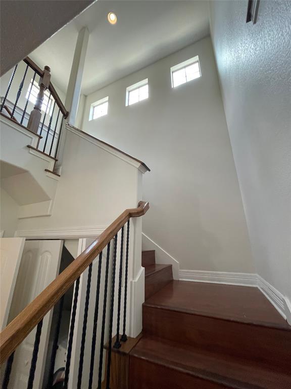 Building Photo - 1806 Crown Dr