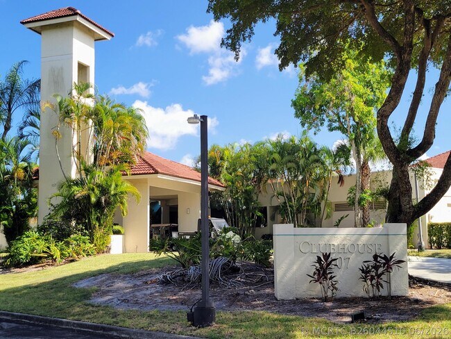 Building Photo - 111 Lake Emerald Dr