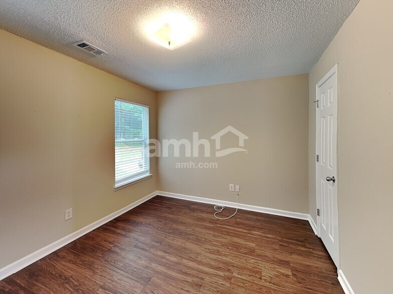 Building Photo - 682 Rock Hill Pky
