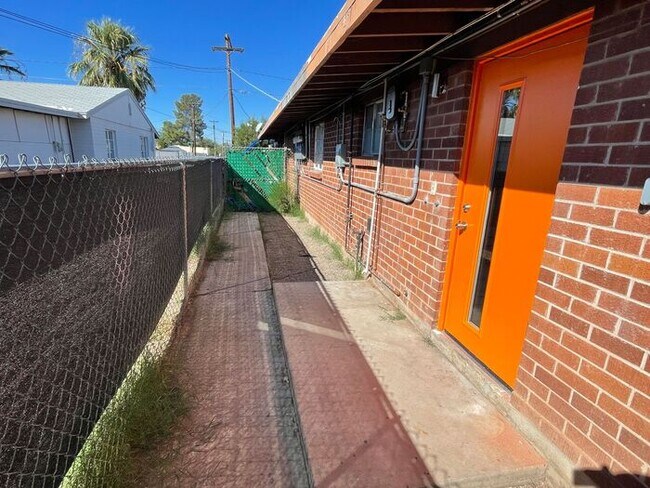 Building Photo - Mid-Century Modern Style Two Bedroom W/ A/C and Yard at The Richey!