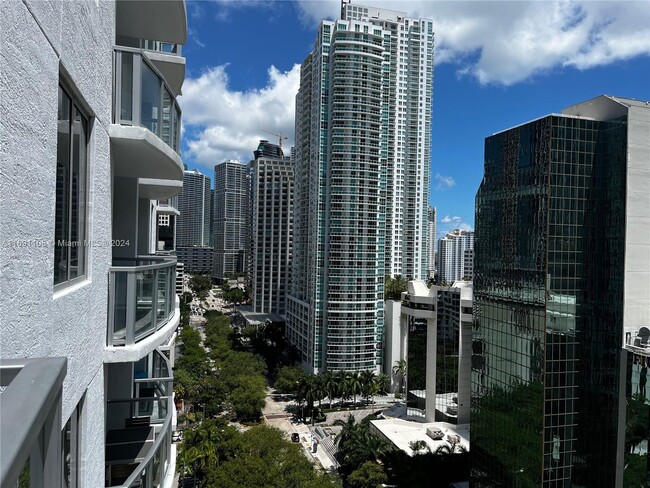 Building Photo - 1060 Brickell Ave