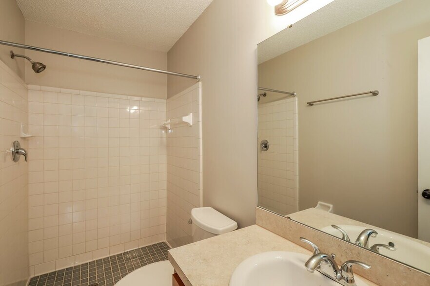 Building Photo - 1545 Kingfisher Blvd