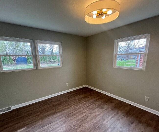 Building Photo - Three bedroom Brick Ranch in Godfrey