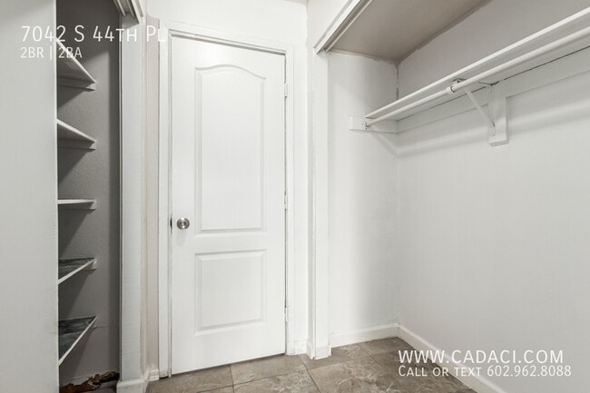 Building Photo - 7042 S 44th Pl