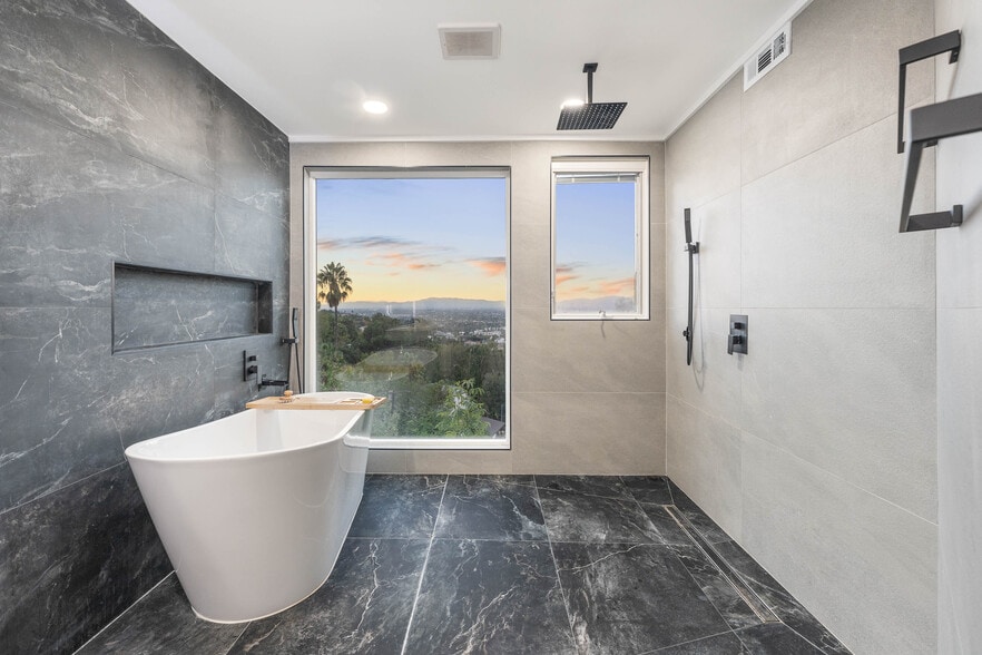 Master bathroom with shower and tub - 3541 Multiview Dr