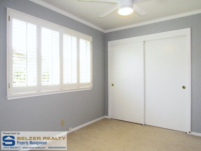 Building Photo - Fully equipped 2 bd. townhome in a super convenient central location!
