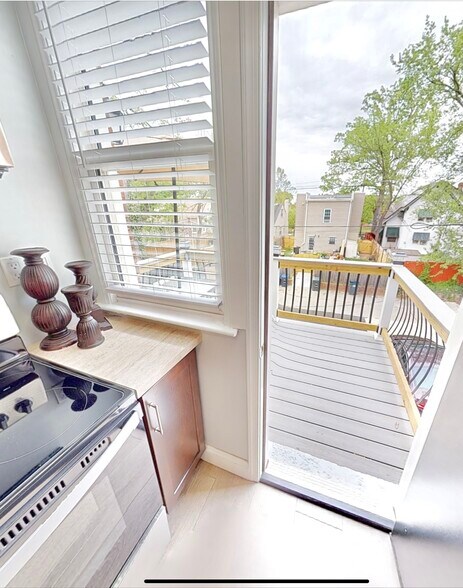 Exit to Private Deck - 512 Mellon St SE