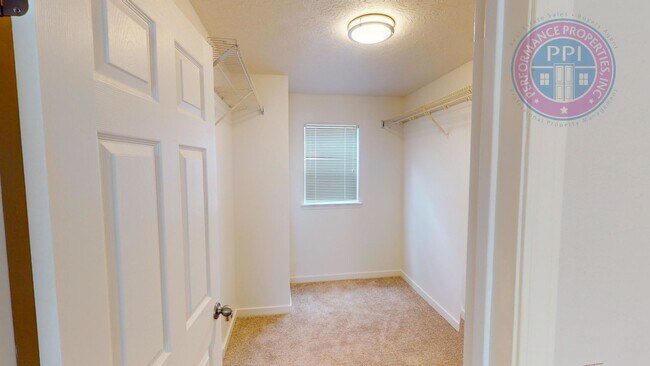 Building Photo - Two Level Cascadia Village Home- Great Flo...