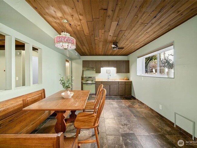 Building Photo - Luxury Home with Views, Maintained Pool and Yard. 5Bed, 3 Bath Great Location