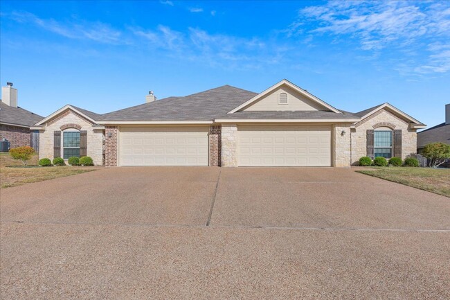 Building Photo - 3BR / 2BA Duplex in Hewitt, Texas | Midway ISD