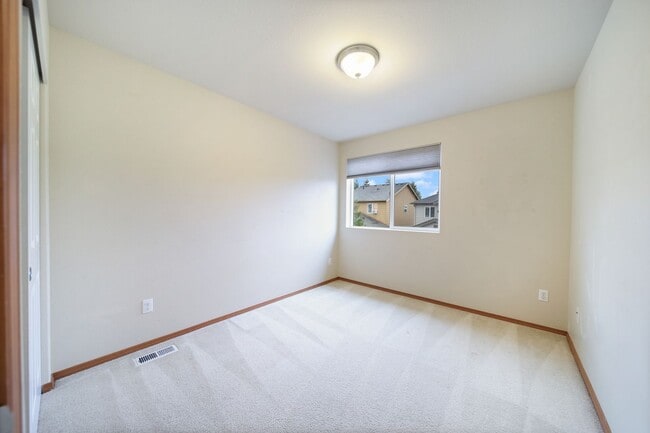 Building Photo - 3 bedroom 2.5 baths - Easy JBLM commute! - North Thurtson School District.