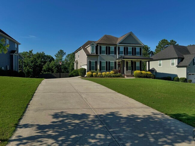 Building Photo - Estate STYLE home with pool and basement i...