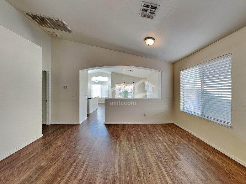 Building Photo - 15827 W Monroe St