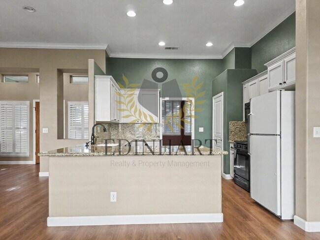 Building Photo - 818 S Apple Ave