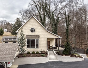 Building Photo - Stunning Custom Built Home in Ridgefields