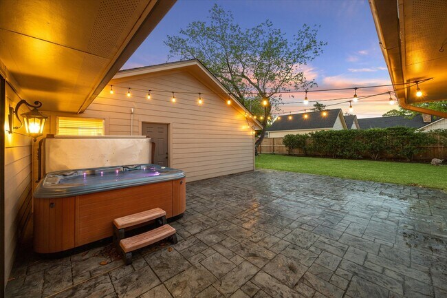 Building Photo - 9222 Bronco Dr