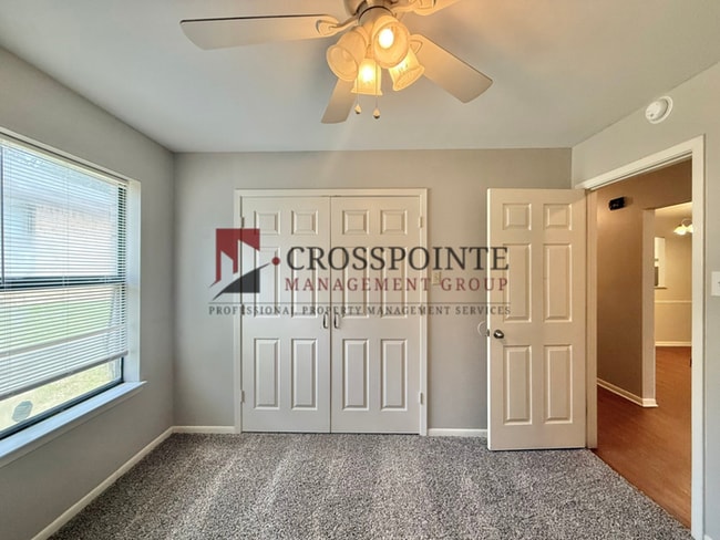 Building Photo - 3 Bedroom, 2 Bathroom Duplex!