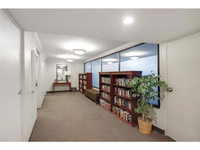 Building Photo - 66 9th St E