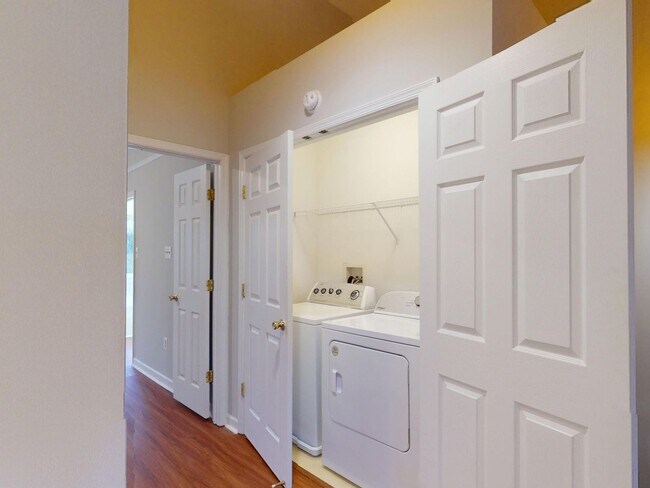 Building Photo - Updated Three Bedroom Home W/Full Sized Kitchen, Parking, Back Deck, & 2,640 Square Feet!