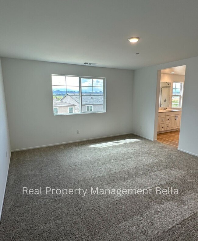 Building Photo - Modern Luxury Awaits: Discover Your Dream Home!