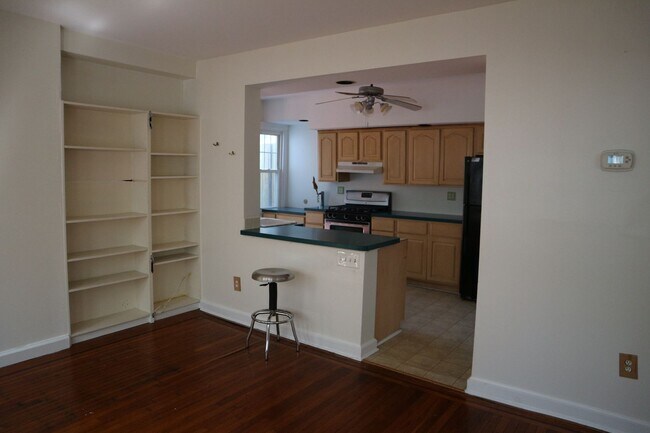 Building Photo - Large pet-friendly 3-bedroom house for ren...