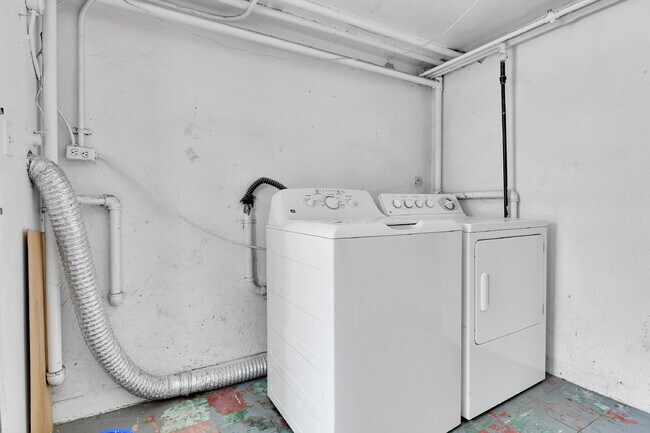 Building Photo - $1,395.00, 1 bed, 1 bath newly renovated b...