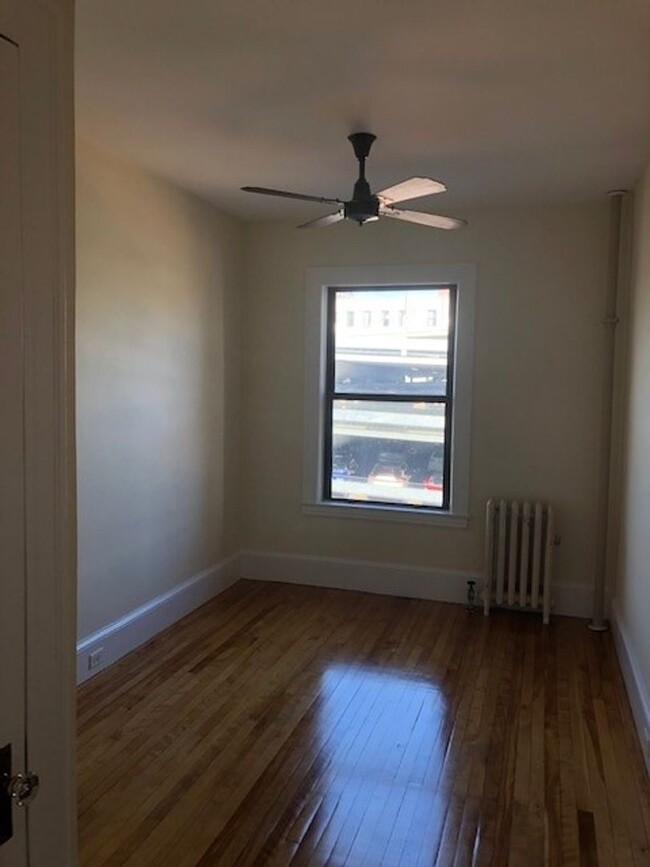 Building Photo - Spacious 2BR/1BA Apartment Available Now!!...