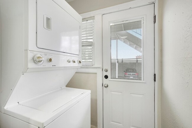 Building Photo - 5924 La Vista Dr