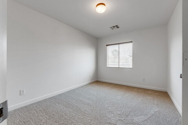 Building Photo - Fully Remodeled & Move-In Ready – Modern Finishes + Huge Loft!